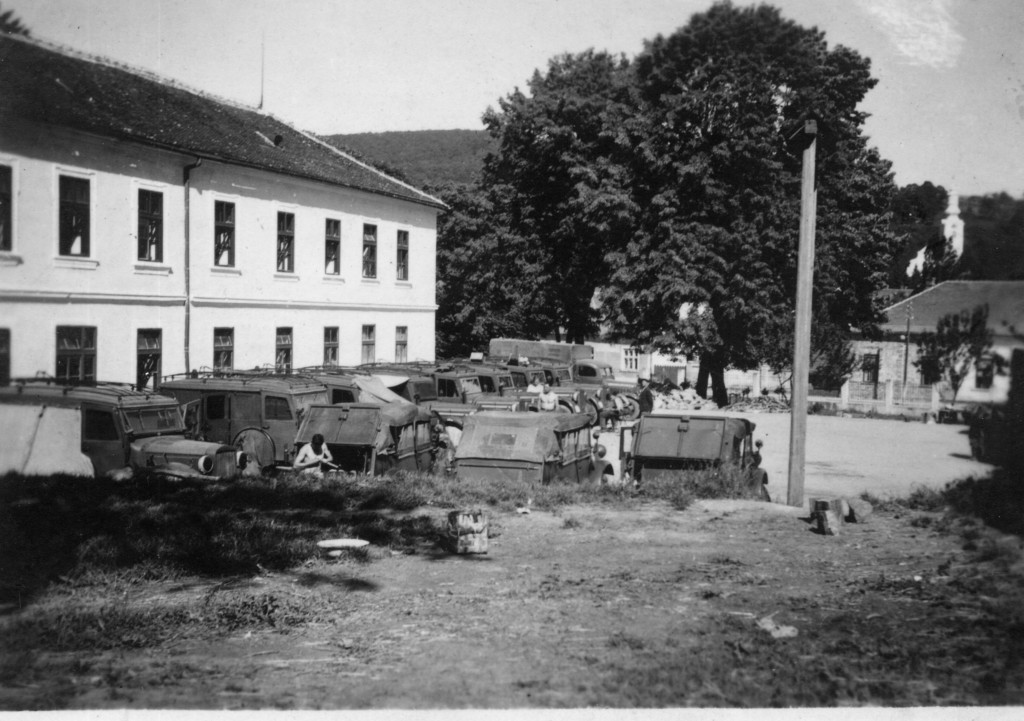 vojna-vozila-uz-skolu-pakrac-1947